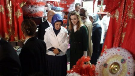Emine Erdoğan, tarihi çarşıyı gezdi alış veriş yaptı