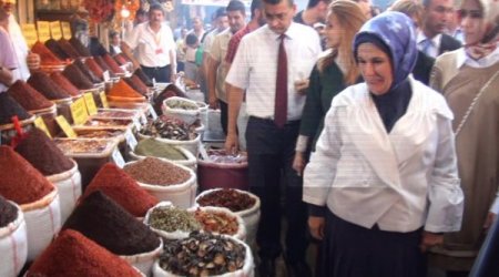 Emine Erdoğan, tarihi çarşıyı gezdi alış veriş yaptı