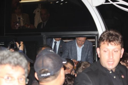 Emine Erdoğan, Vali Coş'un Kızını Başbakan'ın Koltuğuna Oturttu