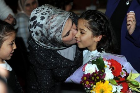 Emine Erdoğan: Aile sıcaklığından mahrum çocukların mesuliyeti hepimizde