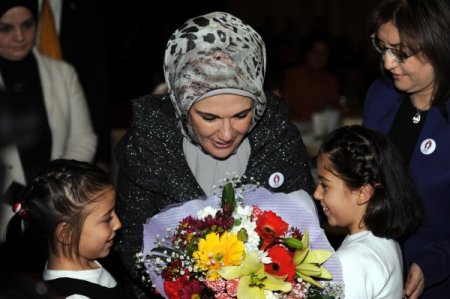 Emine Erdoğan: Aile sıcaklığından mahrum çocukların mesuliyeti hepimizde