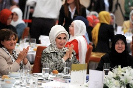 Emine Erdoğan: Çocuklarının gözü önünde anne babaları katleden insan olamaz