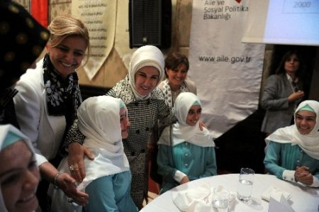 Emine Erdoğan: Çocuklarının gözü önünde anne babaları katleden insan olamaz