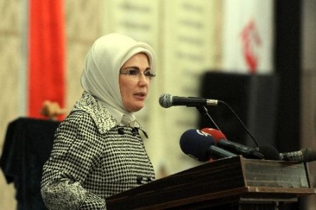 Emine Erdoğan: Çocuklarının gözü önünde anne babaları katleden insan olamaz