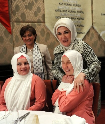 Emine Erdoğan: Çocuklarının gözü önünde anne babaları katleden insan olamaz