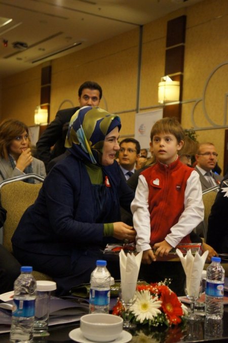 Emine Erdoğan: Down sendromlu bir süt ağabeyim vardı, Başbakan çok severdi onu