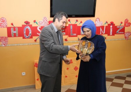 Emine Erdoğan Prag’daki Türk okulunu ziyaret etti