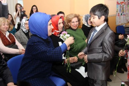 Emine Erdoğan Prag’daki Türk okulunu ziyaret etti