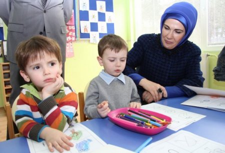 Emine Erdoğan Prag’daki Türk okulunu ziyaret etti