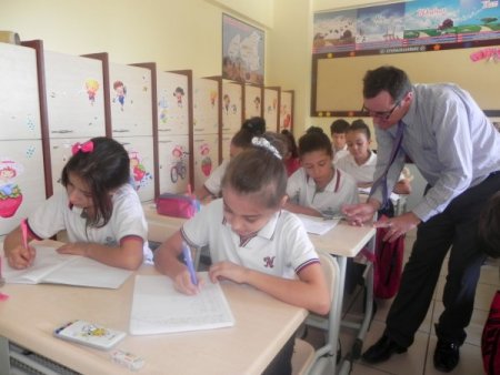 Emine Nakıboğlu, yabancı uyruklu öğretmenlerle İngilizce eğitimi veriyor