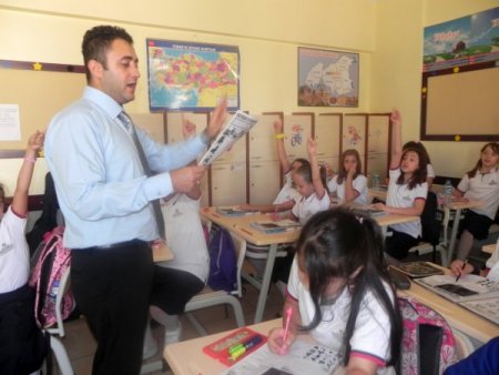 Emine Nakıboğlu, yabancı uyruklu öğretmenlerle İngilizce eğitimi veriyor