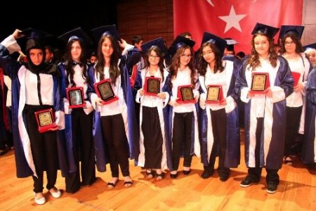 Emine Nakıboğlu Koleji, 13. dönem mezunlarını uğurladı