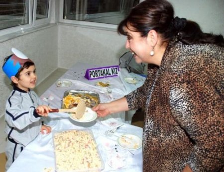 Emine Örnek'li Minikler Mutfakta Hünerlerini Sergiledi