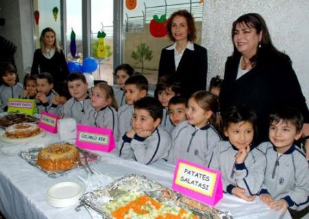 Emine Örnek'li Minikler Mutfakta Hünerlerini Sergiledi