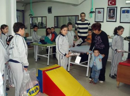Emine Örnekli Miniklerden Engelli Arkadaşlarına Anlamlı Ziyaret