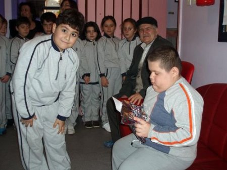 Emine Örnekli Miniklerden Engelli Arkadaşlarına Anlamlı Ziyaret
