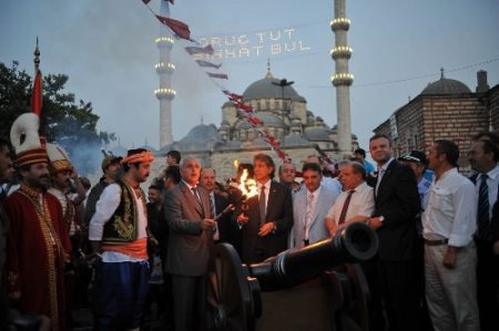 Eminönü Meydanı'na Kurulan Dev Çadırda İftar Coşkusu