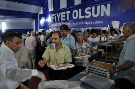 Eminönü Meydanı'na Kurulan Dev Çadırda İftar Coşkusu