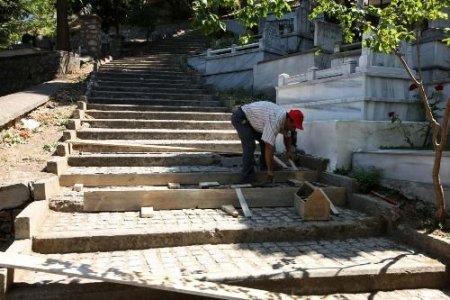 Emirsultan Mezarlığına Bayram Bakımı