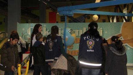 Emniyet, 35 çocuğa Bursa Bilim ve Teknoloji Merkezi´ni gezdirdi