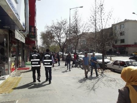 Emniyet, dilencilik yapan çocuklara göz açtırmıyor