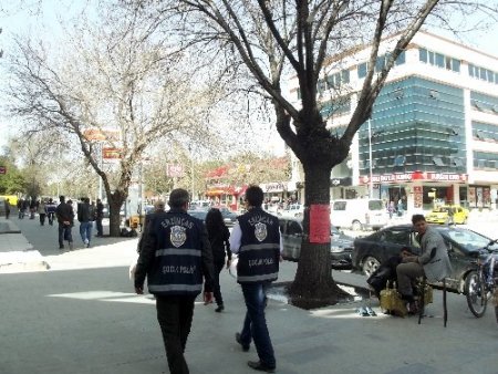 Emniyet, dilencilik yapan çocuklara göz açtırmıyor