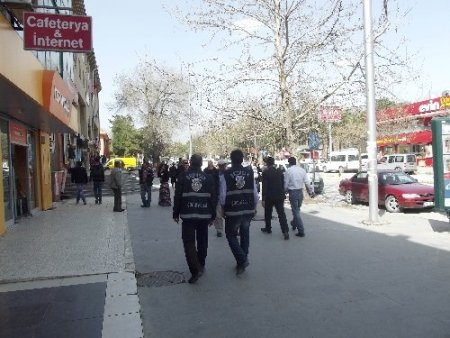 Emniyet, dilencilik yapan çocuklara göz açtırmıyor