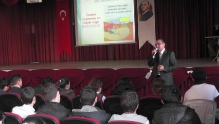 Emniyet, öğrencileri terör konusunda bilgilendiriyor