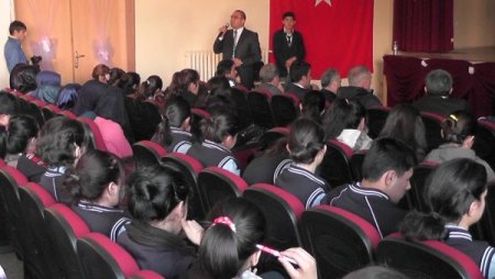 Emniyet, öğrencileri terör konusunda bilgilendiriyor