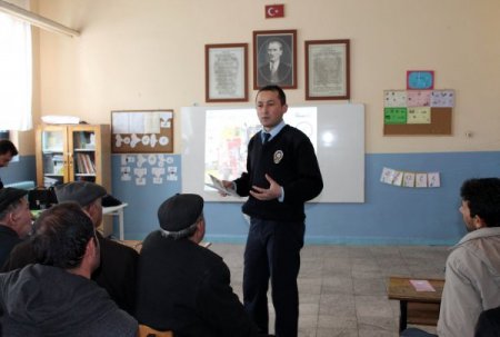 Emniyet, sürücü eğitimine traktör kullanıcılarından başladı