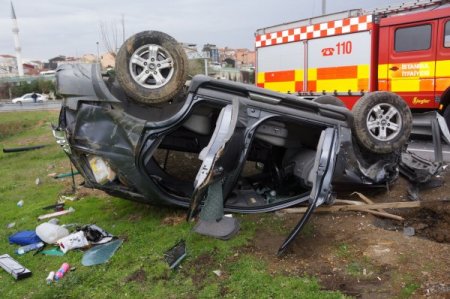 Emniyet kemeri taktılar, kazadan yara almadan kurtuldular