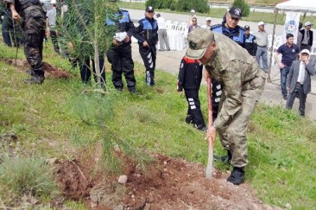 Emniyet mensupları fidan dikti