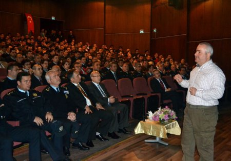 Emniyet mensuplarına halkla ilişkileri geliştirme konferansı