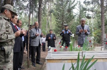 Emniyet mensuplarından, şehitlik ziyareti