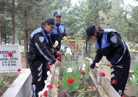 Emniyet mensuplarından, şehitlik ziyareti
