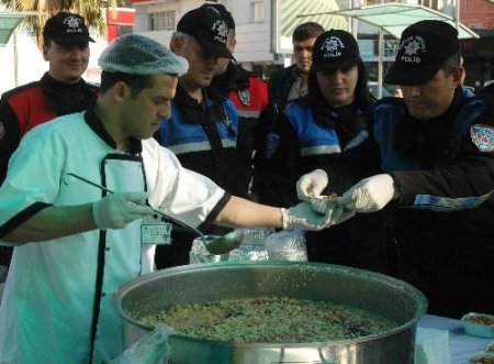 Emniyet Müdürü Ceren Vatandaşlara Aşure Dağıttı