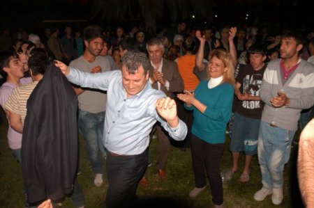 Emniyet Müdürü Göbek Attı, Halay Çekti