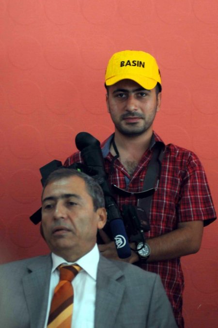 Emniyet Müdürü Öksüz, gazetecilere darbeye dayanıklı şapka dağıttı