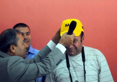 Emniyet Müdürü Öksüz, gazetecilere darbeye dayanıklı şapka dağıttı