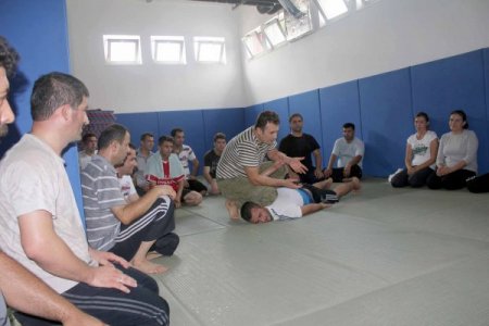 Emniyet müdürü personelini kendi eğitiyor