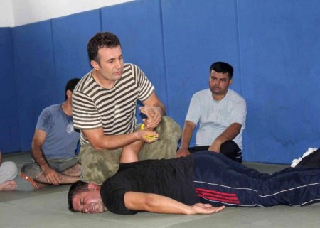 Emniyet müdürü personelini kendi eğitiyor