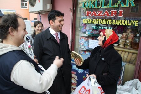 Emniyet Müdürü Uzun, karanfillerle Kadınlar Günü'nü kutladı