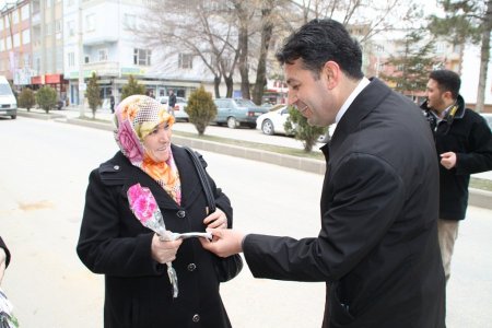 Emniyet Müdürü Uzun, karanfillerle Kadınlar Günü'nü kutladı