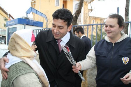 Emniyet Müdürü Uzun, karanfillerle Kadınlar Günü'nü kutladı