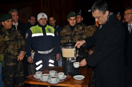 Emniyet müdüründen göreve çıkan polislere salep ikramı