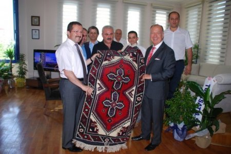 Emniyet müdürüne hayırlı olsun ziyaretinde çiçek yerine kitap götürdüler