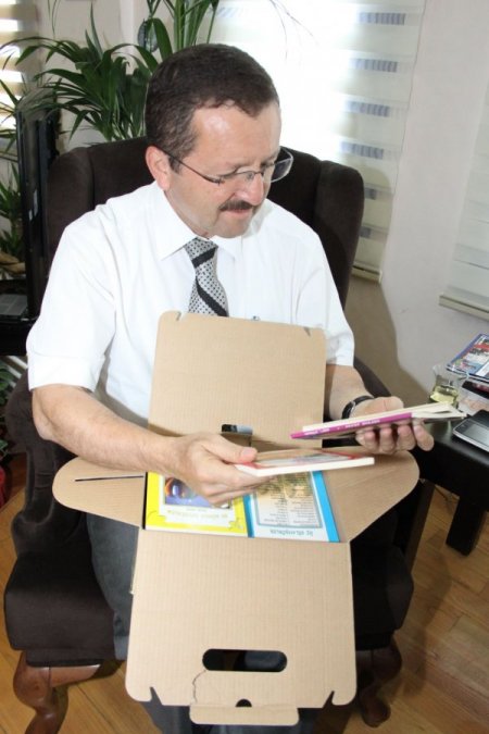 Emniyet müdürüne hayırlı olsun ziyaretinde çiçek yerine kitap götürdüler