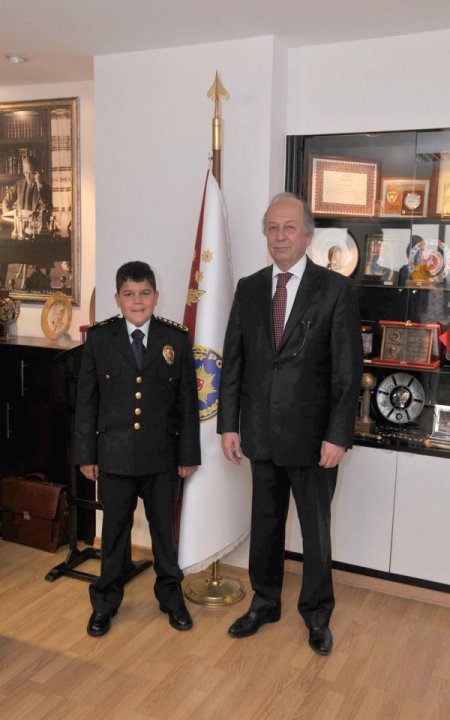 Emniyet Müdürünün Koltuğuna Oturdu, Telsizle Emirler Verdi