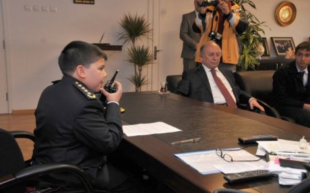 Emniyet Müdürünün Koltuğuna Oturdu, Telsizle Emirler Verdi