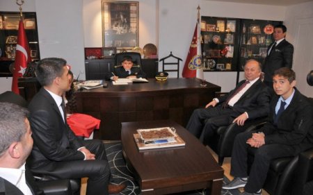 Emniyet Müdürünün Koltuğuna Oturdu, Telsizle Emirler Verdi